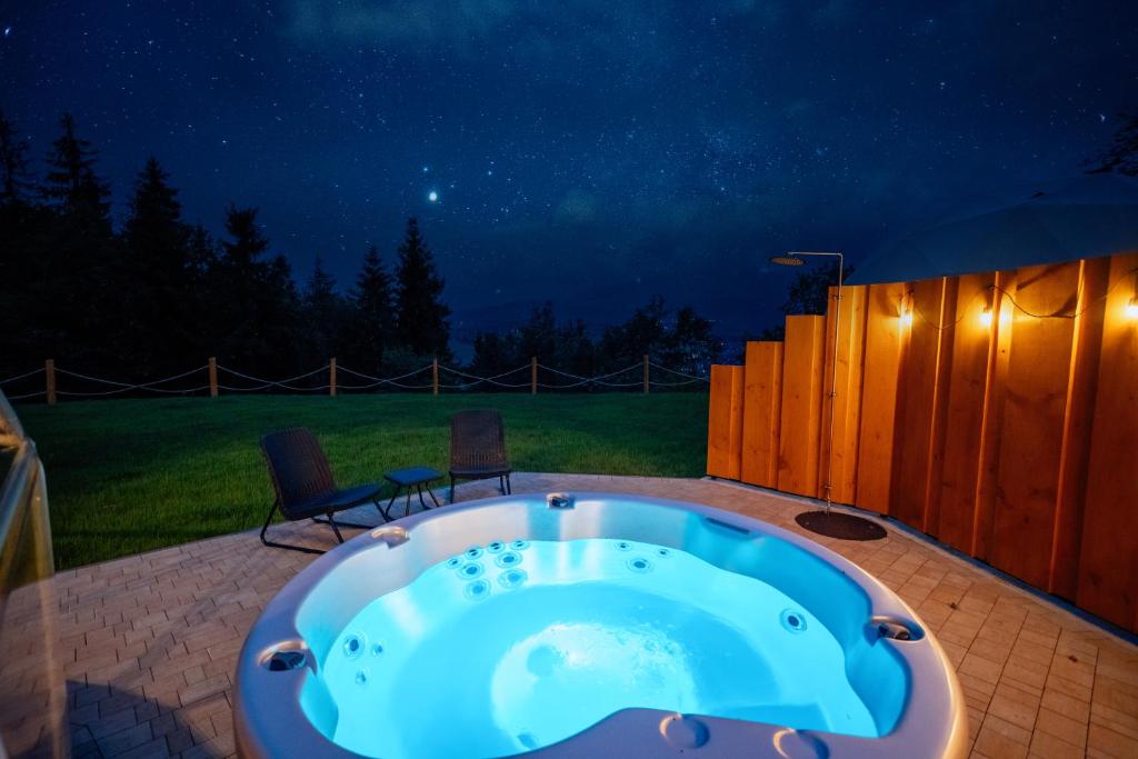 Bazén v ubytování Diamond Glamp & Jacuzzi nebo v jeho okolí