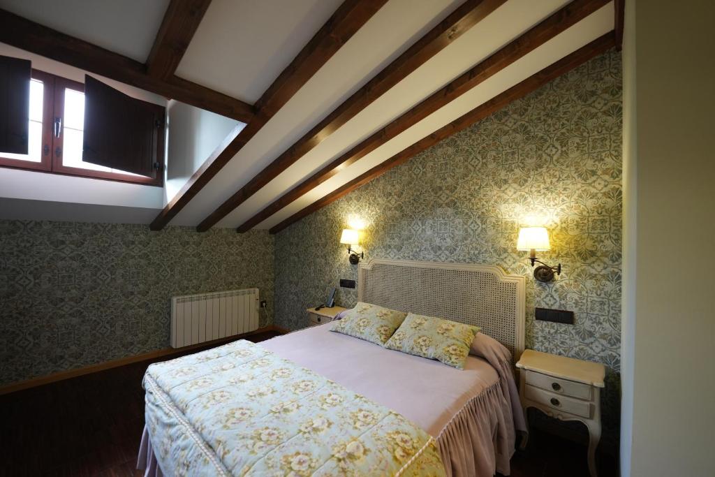 Postel nebo postele na pokoji v ubytování Hotel Rural y Restaurante, Rinconcito de Gredos