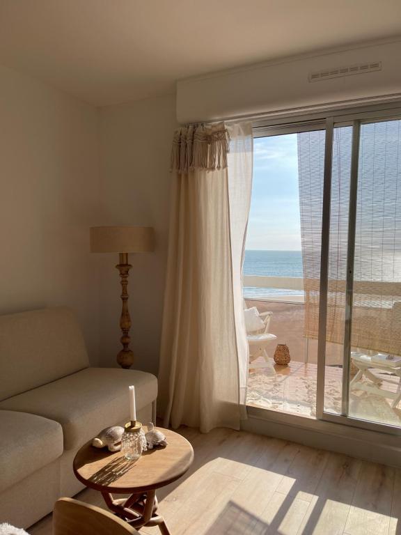 un soggiorno con divano e vista sulla spiaggia di Bohème vue mer a Saint-Gilles-Croix-de-Vie