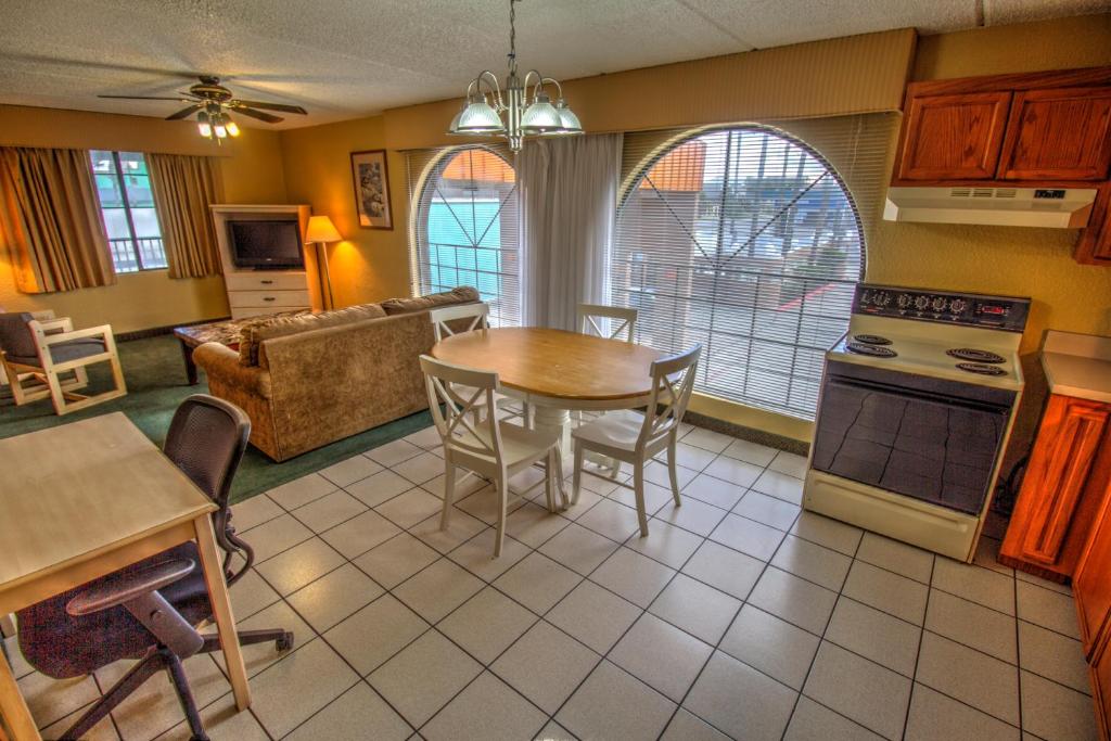 Küche&#47;Küchenzeile in der Unterkunft South Padre Island Inn