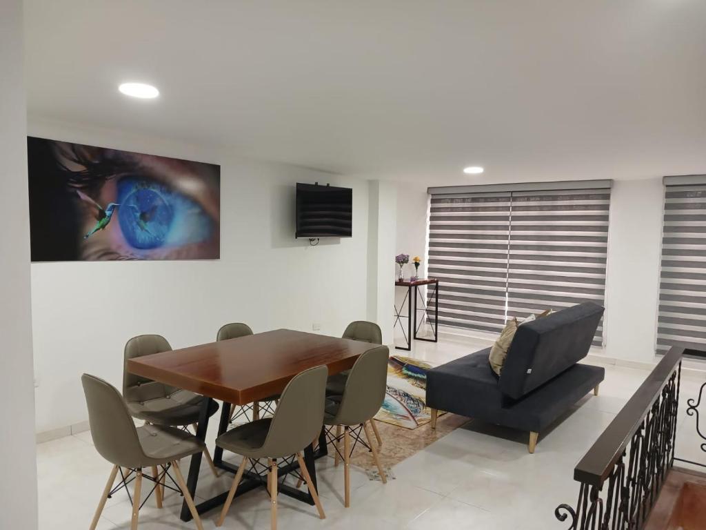 アルメニアにあるApartamento Central en Armeniaのテーブルとソファのあるダイニングルーム