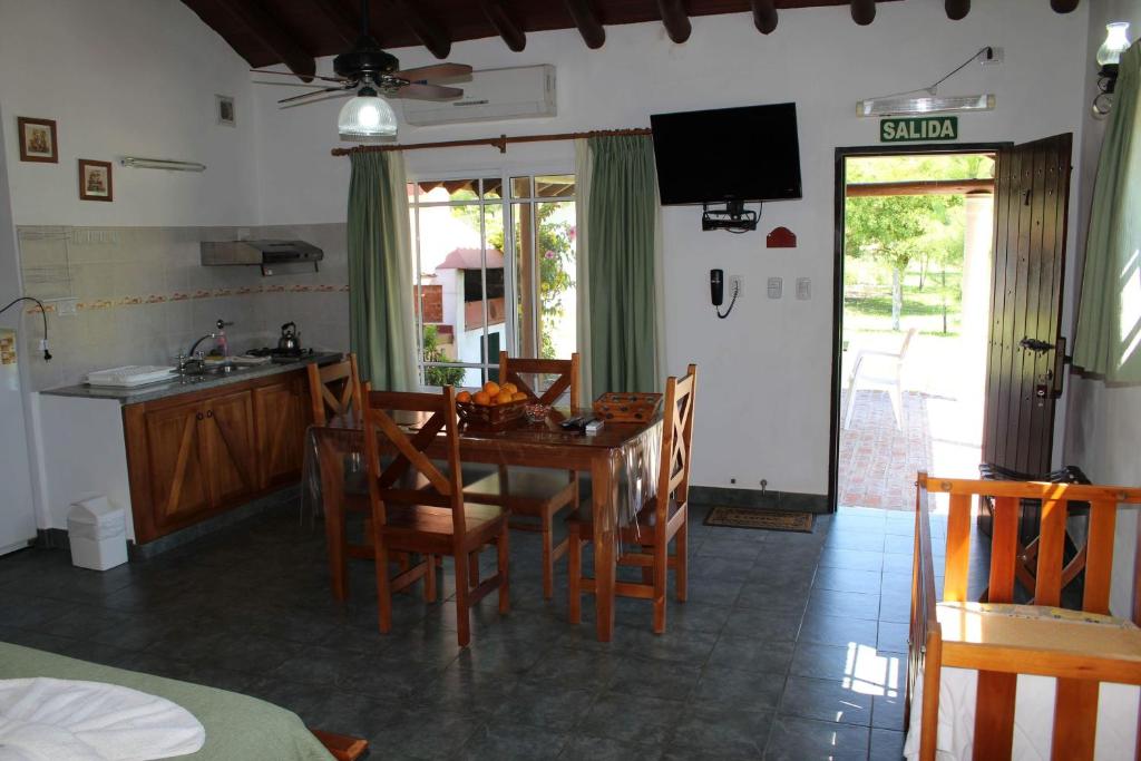 Nhà bếp/bếp nhỏ tại Cabañas La Vieja Chacra