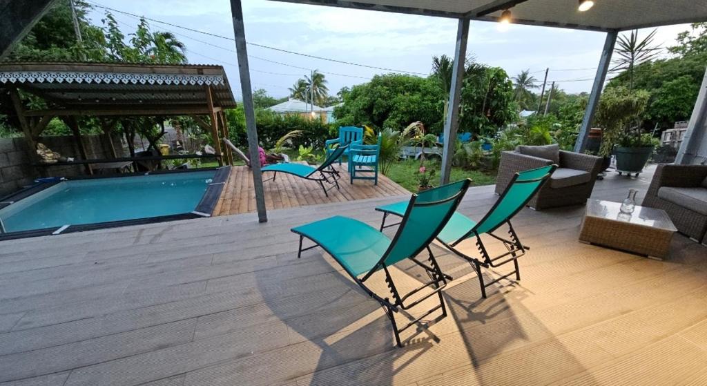 Bazén v ubytování Ti Oasis COLIBRI, 1 chambre, piscine, à 150m de la Plage nebo v jeho okolí