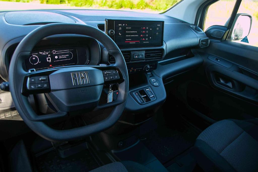 Foto dalla galleria di FIAT Doblo Maxi Camper Basic a Ytri-Njarðvík
