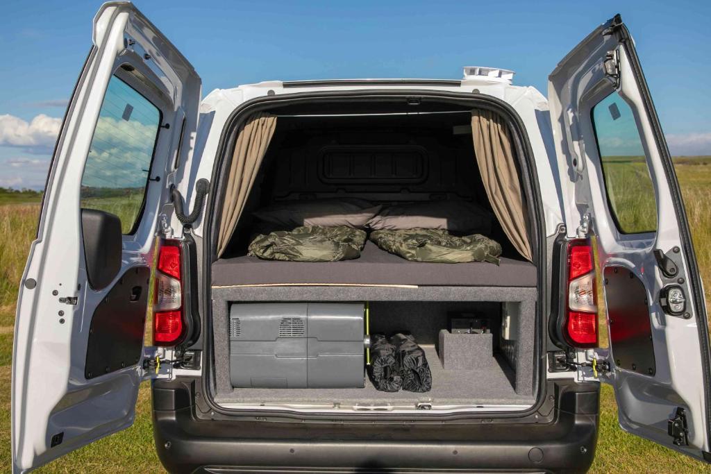 Foto dalla galleria di FIAT Doblo Maxi Camper Basic a Ytri-Njarðvík