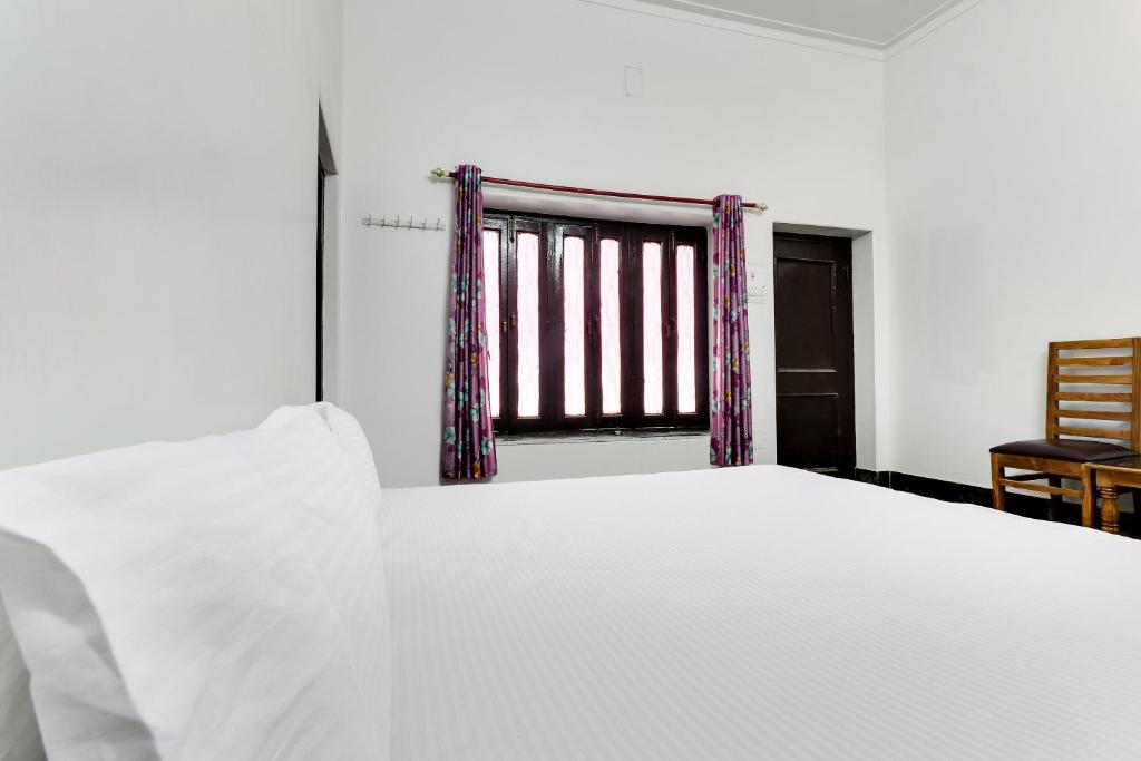 Postel nebo postele na pokoji v ubytování Hotel O Hanuman Bagh