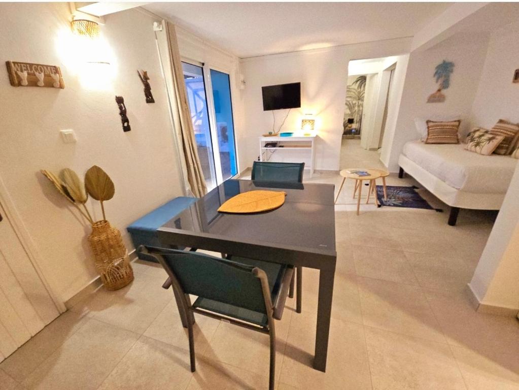 TV a/nebo společenská místnost v ubytování Ti Oasis COLIBRI, 1 chambre, piscine, à 150m de la Plage