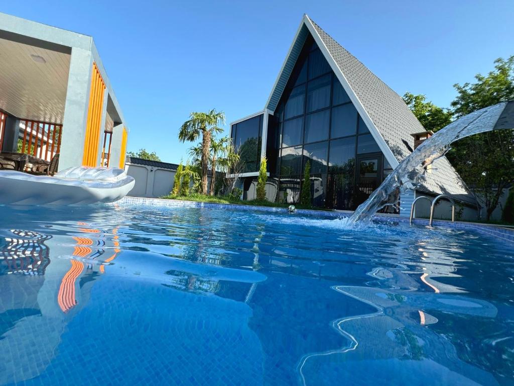 Bazén v ubytování Qafqaz Oasis Family Chalet nebo v jeho okolí