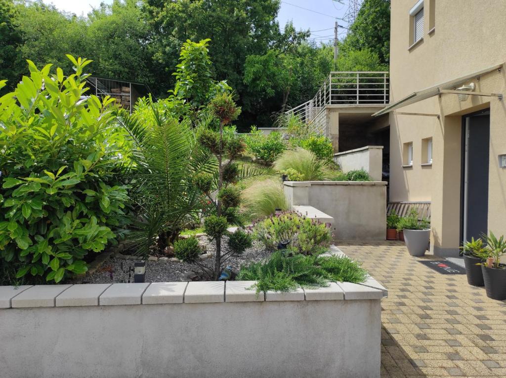 Vonkajšia záhrada v ubytovaní Apartments with parking spaces Rijeka - 18146