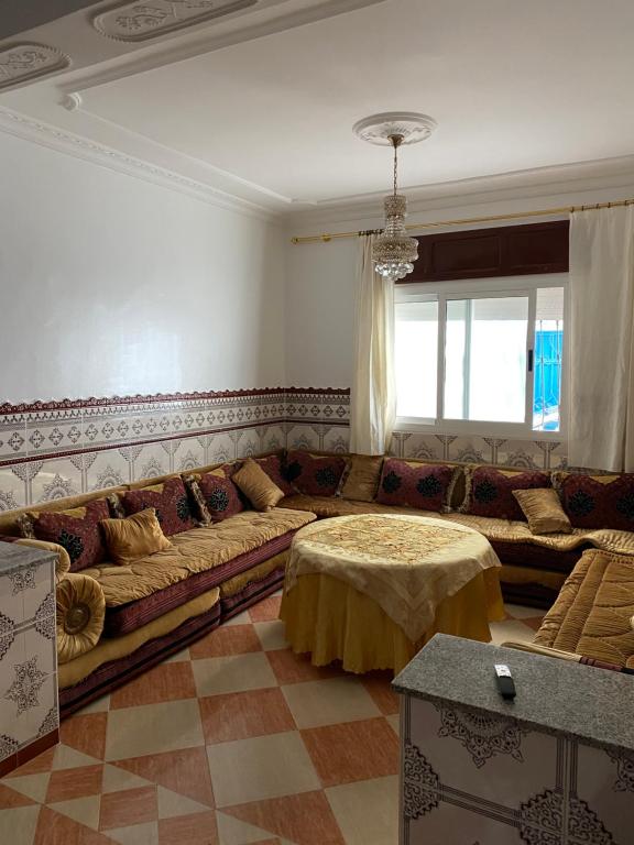 un salon avec un canapé et une table dans l'établissement Martil résidence, à Martil