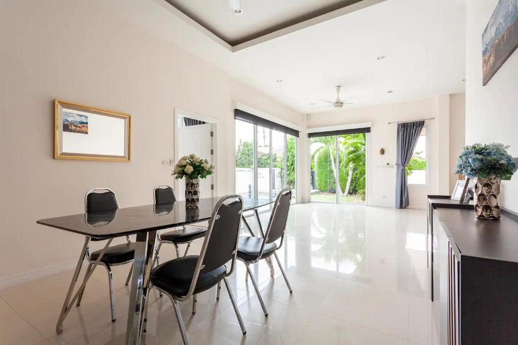 TV a/nebo společenská místnost v ubytování Luxury 3 bed pool villa