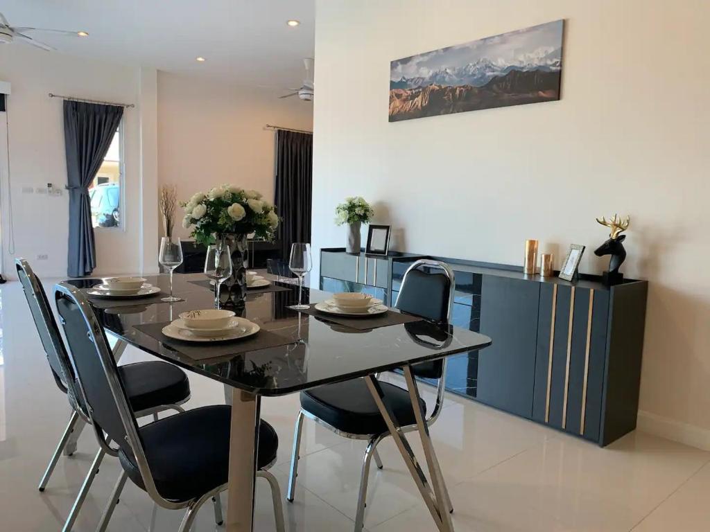 Posezení v ubytování Luxury 3 bed pool villa