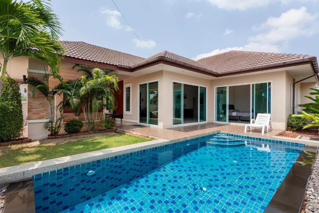 Bazén v ubytování Luxury 3 bed pool villa nebo v jeho okolí