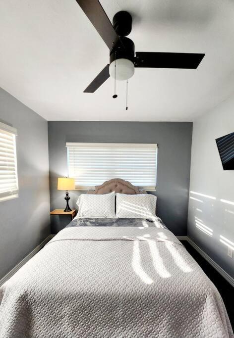 Schlafzimmer mit einem Bett und einem Deckenventilator in der Unterkunft Blue Door House in Lakeland