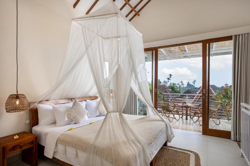 The Kailas Ubud房間的床