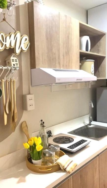 Kuchyň nebo kuchyňský kout v ubytování JeeCee Homes in Mactan Lapu-Lapu Cebu