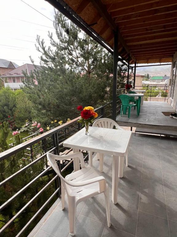 Balkón nebo terasa v ubytování Podsolnukhi Guest House