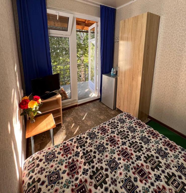 Postel nebo postele na pokoji v ubytování Podsolnukhi Guest House