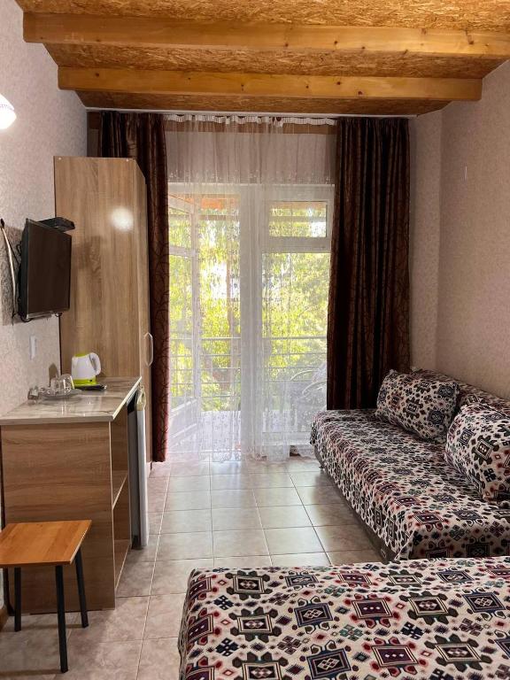 Postel nebo postele na pokoji v ubytování Podsolnukhi Guest House