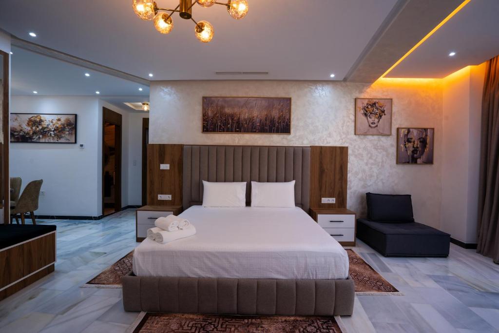 Postel nebo postele na pokoji v ubytování IMMOKA SUITEs