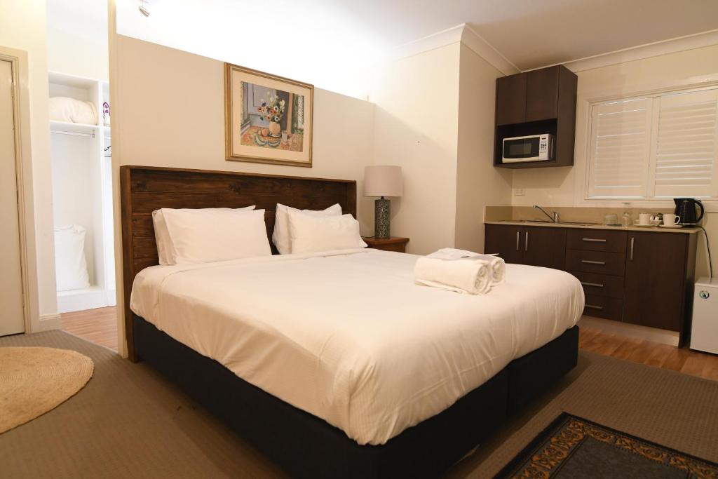Postel nebo postele na pokoji v ubytování Fitzroy Inn Historic Retreat Mittagong