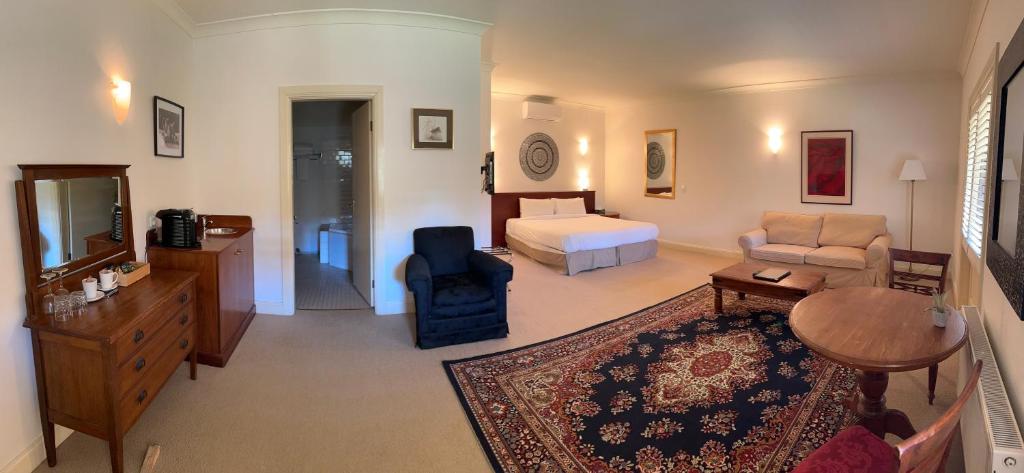 Postel nebo postele na pokoji v ubytování Fitzroy Inn Historic Retreat Mittagong