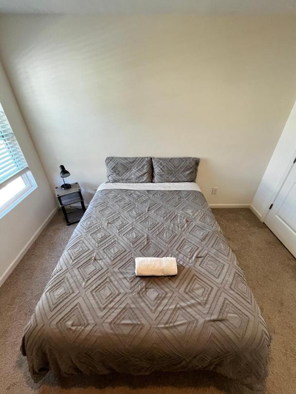 een slaapkamer met een bed met een handdoek erop bij Peaceful room in new house in Raleigh Downtown Area in Raleigh