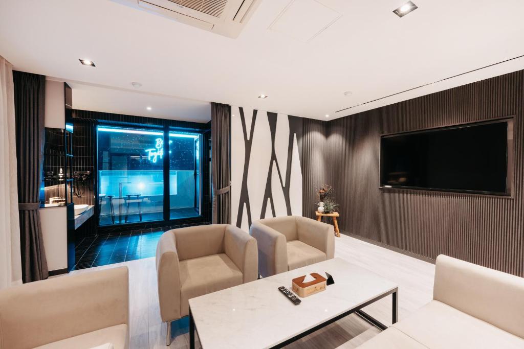 TV a/nebo společenská místnost v ubytování Cozy Tree Hotel Seomyeon