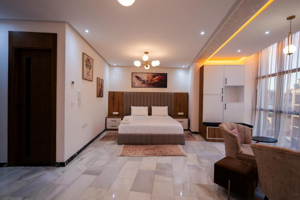 Postel nebo postele na pokoji v ubytování IMMOKA SUITEs