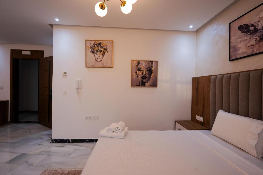 Postel nebo postele na pokoji v ubytování IMMOKA SUITEs