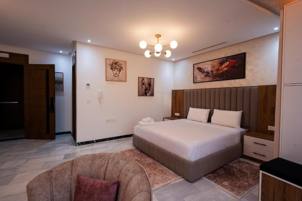 Postel nebo postele na pokoji v ubytování IMMOKA SUITEs