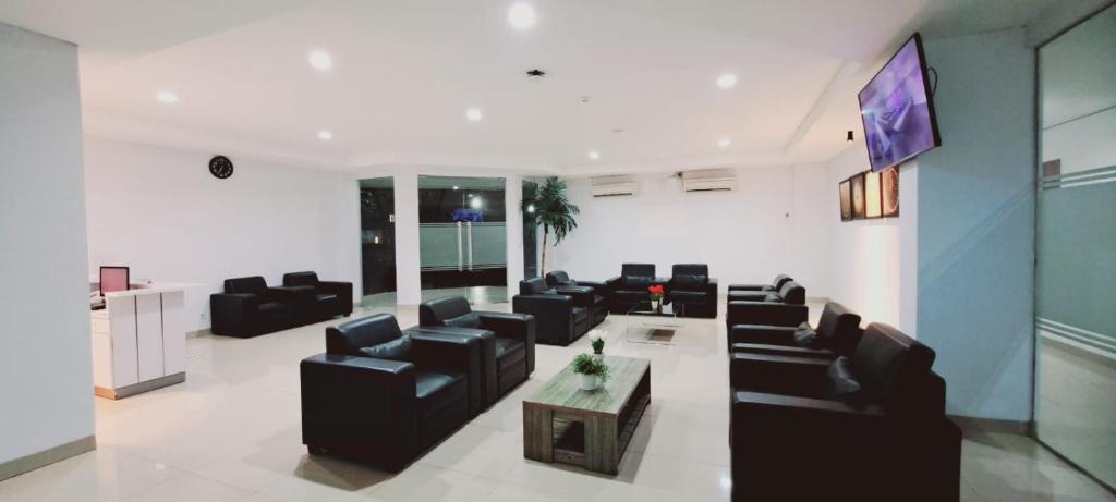 Posezení v ubytování TOS Hotel & Convention Center Tangerang Powered by Archipelago