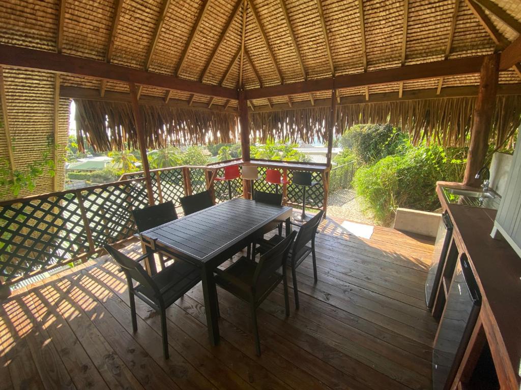 Balcó o terrassa a Maharepa Lodges Bungalow