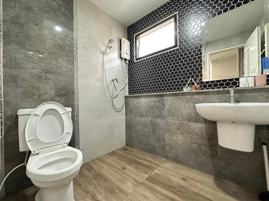 een badkamer met toilet en wastafel bij PS home โฮมฮักขอนแก่น in Ban Non Sa-at