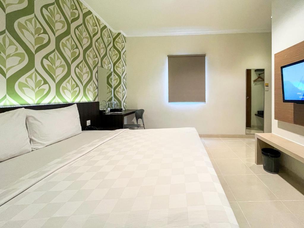 Postel nebo postele na pokoji v ubytování Hotel 88 Embong Kenongo - Kayun By WH
