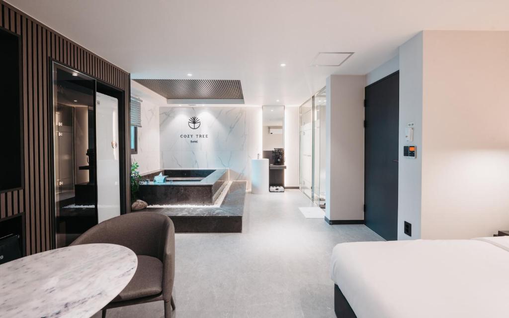 Postel nebo postele na pokoji v ubytování Cozy Tree Hotel Seomyeon