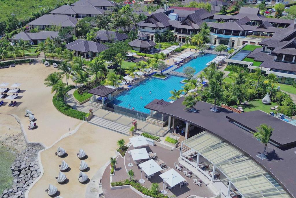 Bazén v ubytování Crimson Resort and Spa - Mactan Island, Cebu nebo v jeho okolí
