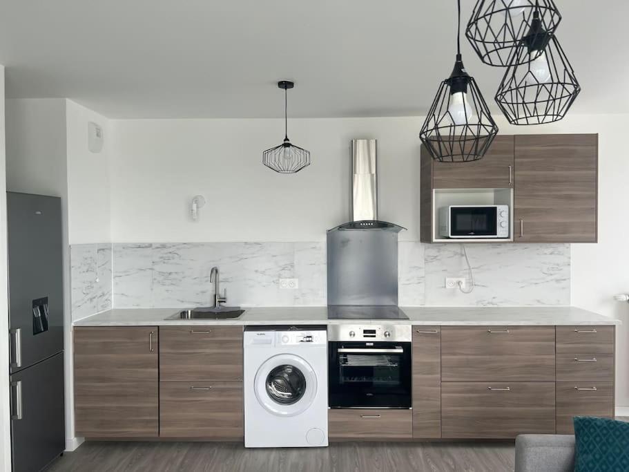 Küche/Küchenzeile in der Unterkunft Appartement F3 cozy avec balcon proche de Paris et aéroport CDG