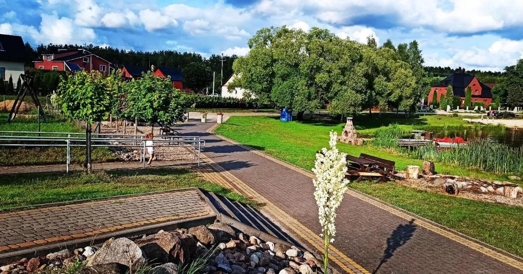 Zahrada ubytování Przy jeziorze - domek na Kaszubach
