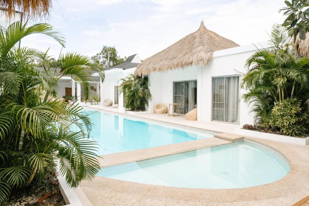 uma piscina em frente a uma villa em Seapearl of Alona em Panglao City