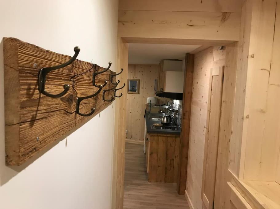 une cuisine avec un mur en bois et un plancher en bois dans l'établissement FLUMET , Appartement Espace Diamant, à Flumet