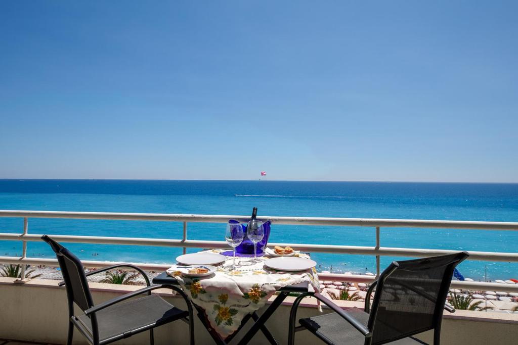 une table et des chaises sur un balcon avec l'océan dans l'établissement Wonderful Apartment on Sea, à Nice