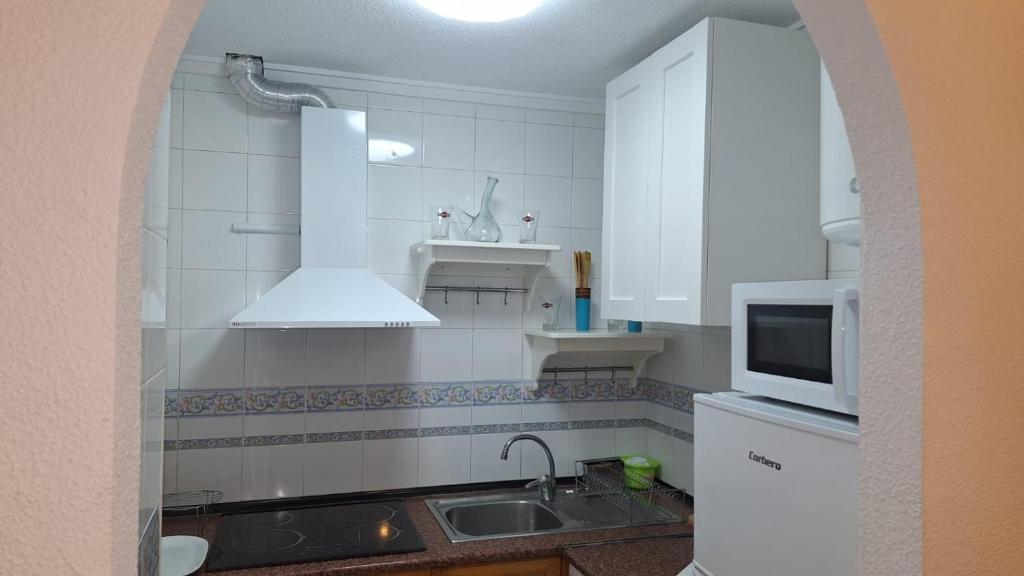 Kuchyňa alebo kuchynka v ubytovaní TORREVIEJA Apartamento