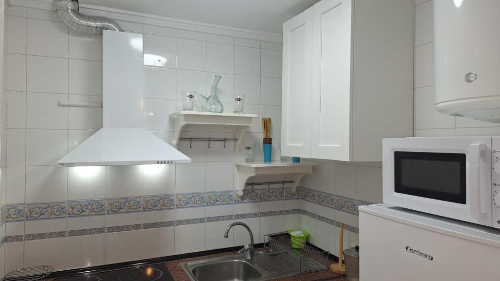 Kuchyňa alebo kuchynka v ubytovaní TORREVIEJA Apartamento