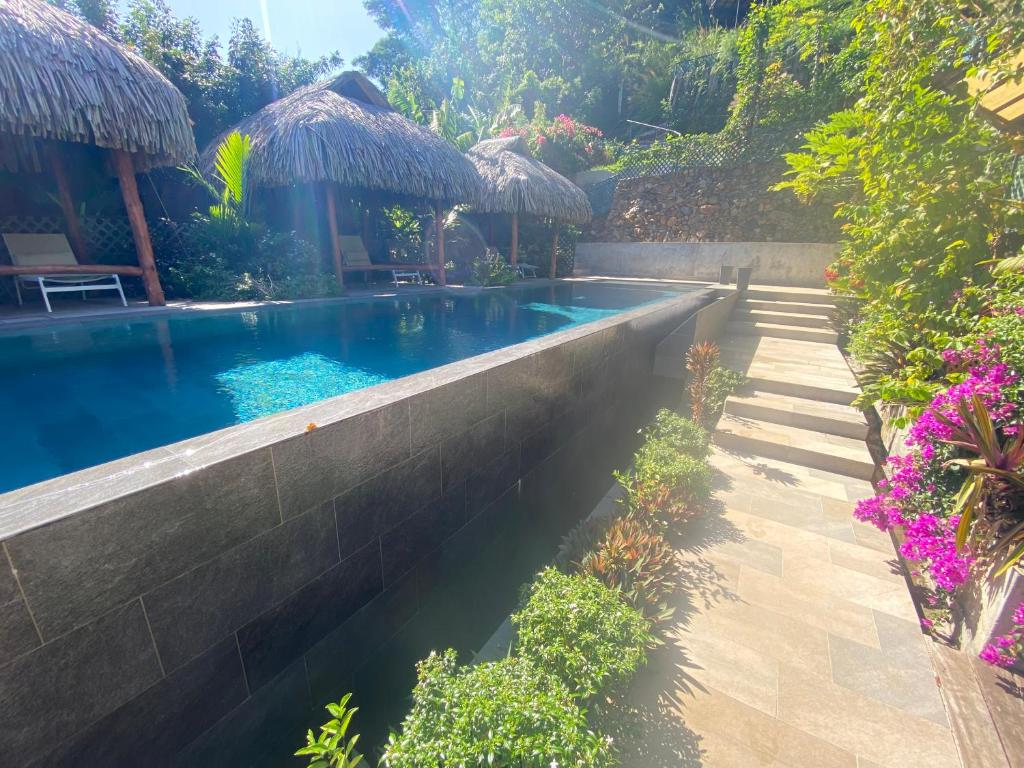 Piscina a Maharepa Lodges Bungalow o a prop