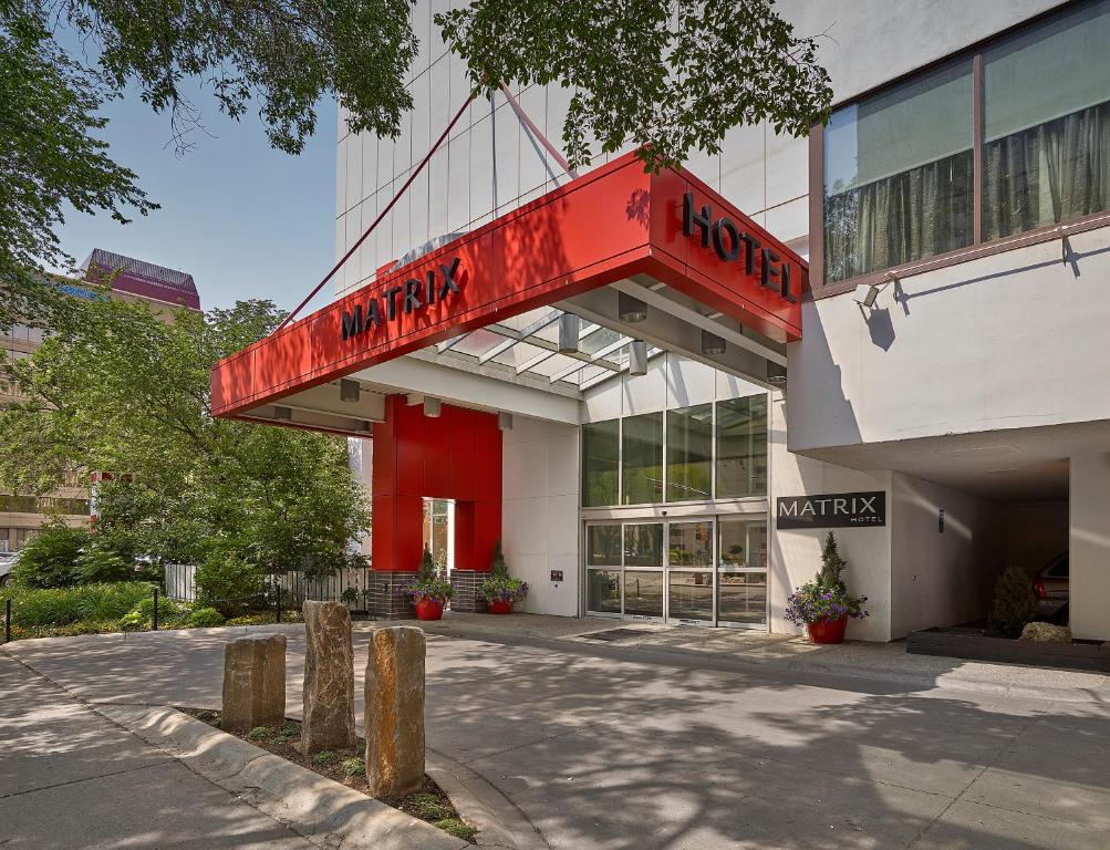 un bâtiment avec un panneau rouge à l'avant dans l'établissement Matrix Hotel, à Edmonton