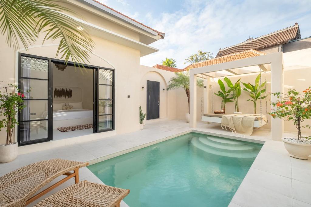 ein Swimmingpool im Hinterhof eines Hauses in der Unterkunft Villa Affinity Canggu by OriVista Great Location in Canggu