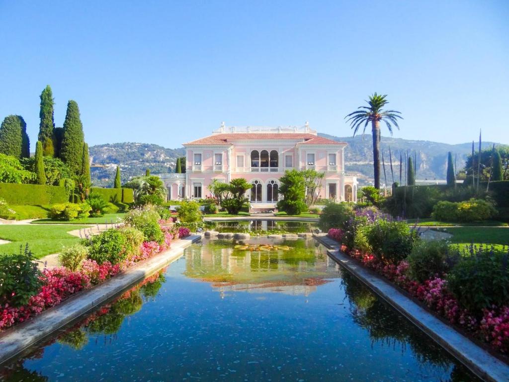 Aed väljaspool majutusasutust The French Coastal Retreat by J - Central, 5 Mins to SEA, Tram, Train, AC, WiFi