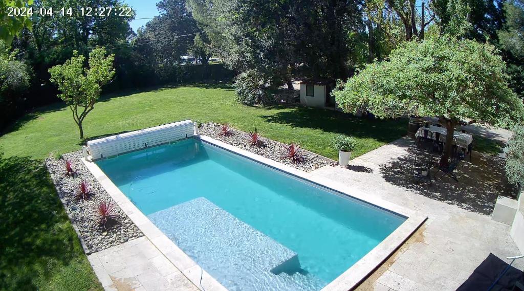- une vue sur la piscine dans la cour dans l'établissement Sweet Home au pied des dentelles, à Beaumes-de-Venise