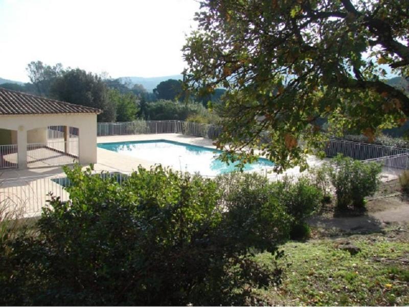 une piscine dans une cour clôturée dans l'établissement Au jardin du golfe, au Plan-de-la-Tour